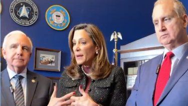 Los congresistas Mario Díaz-Balart, María Elvira Salazar, Carlos A. Giménez en rueda de prensa