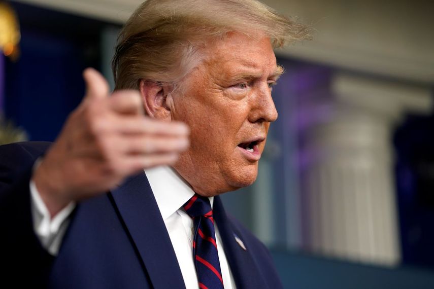 El presidente Donald Trump habla durante una conferencia de prensa en la Casa Blanca.