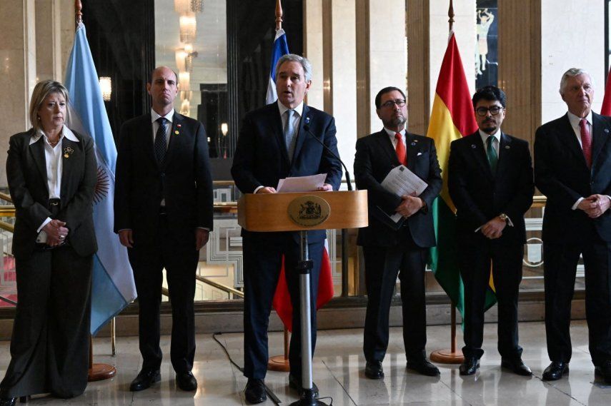 El Ministro de Relaciones Exteriores de Argentina, Pablo Quirno, da una declaración junto a (de izquierda a derecha) la Ministra de Seguridad de Argentina, Alejandra Monteoliva, el Ministro de Seguridad de Chile, Martin Arrau, el Ministro de Relaciones Exteriores de Chile, Francisco Pérez, el Ministro de Relaciones Exteriores de Bolivia, Fernando Aramayo, y el Ministro de Relaciones Exteriores de Perú, Carlos Pareja Ríos, después de la reunión Compromiso regional de Santiago contra el crimen organizado transnacional en Santiago el 28 de mayo de 2026.