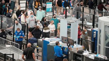 Varias filas de viajeros frente a los puestos de control de seguridad en el Aeropuerto Internacional de Denver mientras se acerca el feriado del Día de Acción de Gracias, en Denver.&nbsp;