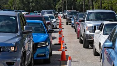 Vehículos forman largas filas para conseguir combustible en una estación recién abierta tras el paso del huracán Milton, el sábado 12 de octubre de 2024, en Plant City, Florida