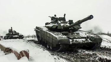 La foto distribuida por el Servicio de Prensa del Ministerio de Defensa Ruso el 26 de enero de 2022 muestra tanques rusos en un entrenamiento en la región de Rostov, Rusia.