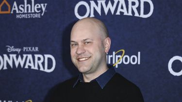 El director de Onward, Dan Scanlon, llega al estreno mundial de la cinta animada en el cine El Capit&aacute;n, en Los Angeles, el martes 18 de febrero del 2020.