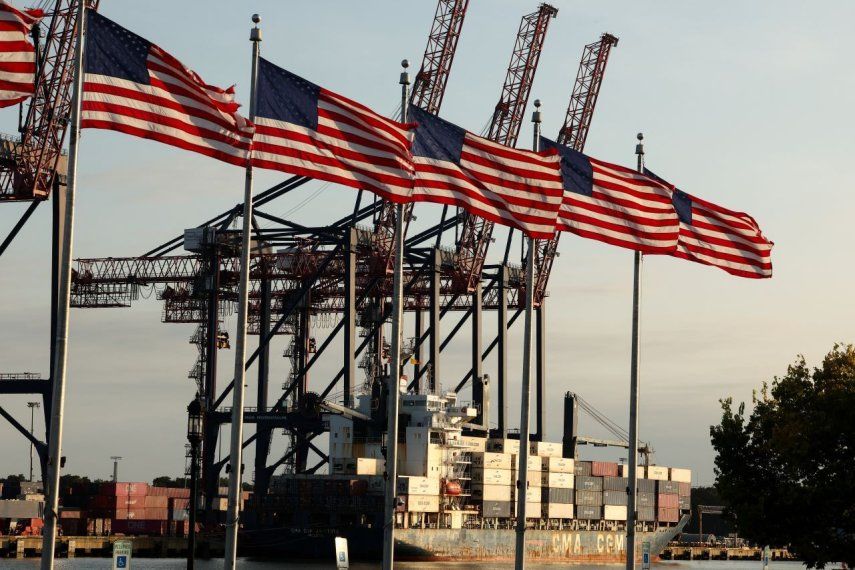 Un barco de carga de la empresa francesa CMA-CGM es visto en el puerto de Elizabeth, Nueva Jersey, el 22 de septiembre de 2025.