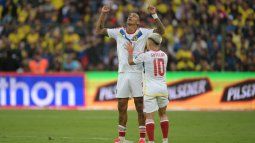 El venezolano Jhonder Cadiz (izquierda) celebra con Yeferson Soteldo luego de anotar el único gol de su selección en un partido contra Ecuador, el 21 de marzo de 2025.