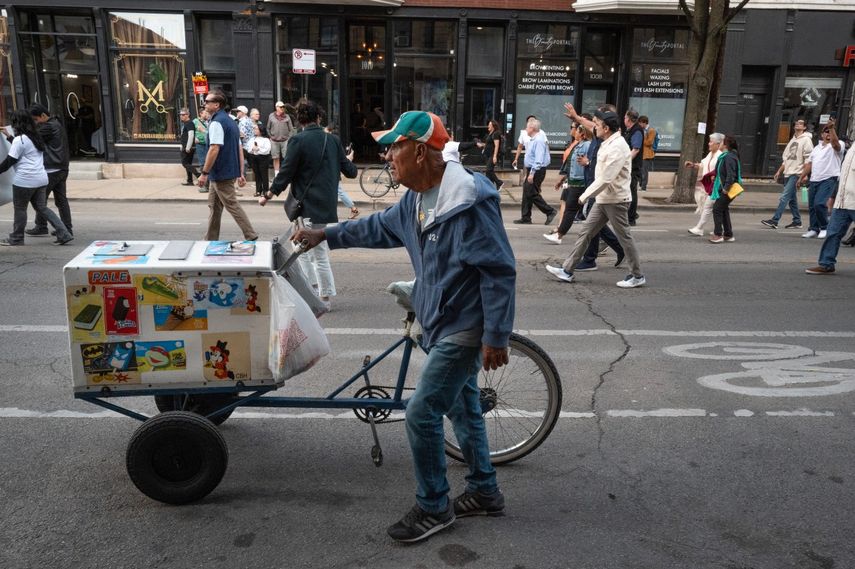Un vendedor ofrece helados en el barrio predominantemente hispano de Pilsen, durante el desfile del Día de la Independencia de México en Chicago, Illinois, Estados Unidos