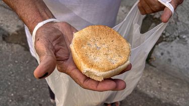 Un hombre muestra su ración diaria de pan en La Habana, el 17 de septiembre de 2024.