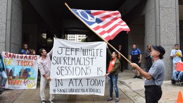 Un grupo de personas se manifiestan en contra del fiscal general de los Estados Unidos, Jeff Sessions, en Austin, Texas (EEUU). Sessions instó hoy a las autoridades locales a poner fin a las políticas santuario, unas directrices que siguen ciudades que se niegan a colaborar con las autoridades federales para proteger a los&nbsp;inmigrantes&nbsp;de la deportación.&nbsp;