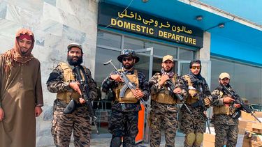 Combatientes talibanes montan guardia en el Aeropuerto Internacional Hamid Karzai tras la retirada estadounidense en Kabul, Afganistán, el martes 31 de agosto de 2021. El Talibán tomó el control del aeropuerto internacional de Kabul tras la retirada de las tropas estadounidenses. Entre 2002 y 2021, la ONU organizó vuelos hacia más de 20 destinos en Afganistán y el objetivo es volver a esos mismos niveles en cuanto la seguridad y el financiamiento de las operaciones estén asegurados