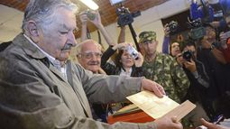  El presidente de Uruguay, José Mujica (i), vota en un centro juvenil de su barrio del Rincón del Cerro, en la periferia de Montevideo, durante la segunda vuelta electoral que determinará quien será, desde marzo de 2015, su sucesor al frente del país.