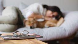 El estilo de vida que tienen la mayoría de las personas y el uso de la tecnología juegan un papel importante en la perturbación del descanso