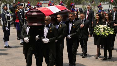Keiko Fujimori y su hermano Kenji siguen a los portadores del féretro que llevan el ataúd de su padre, el expresidente Alberto Fujimori, a un museo para su velorio en Lima, Perú, el jueves 12 de septiembre de 2024.