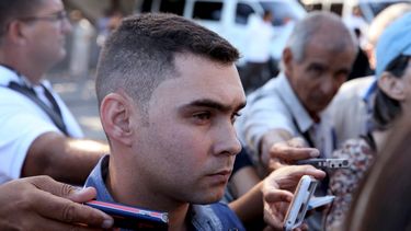 Poco antes de cumplir seis años de edad, González sobrevivió en noviembre de 1999 el naufragio de la balsa en la que su madre, su padrastro y otros cubanos intentaban alcanzar las costas estadounidenses
