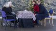 Los duques de Cambridge, el príncipe William y la princesa Kate Middleton, hablan con Agnes Poipe y su hija Angela Sykes durante una visita a Cleve Court Care Home en Bath, en el suroeste de Inglaterra para rendir homenaje al personal de los hogares de cuidados durante la pandemia del COVID-19, el 8 de diciembre de 2020.&nbsp;