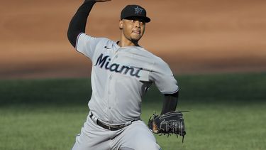El abridor de los marlins de Miami Elieser Hernández trabaja en la segunda entrada del juego ante los Orioles de Baltimore, el primero de una doble cartelera, el miércoles 5 de agosto de 2020, en Baltimore.&nbsp;