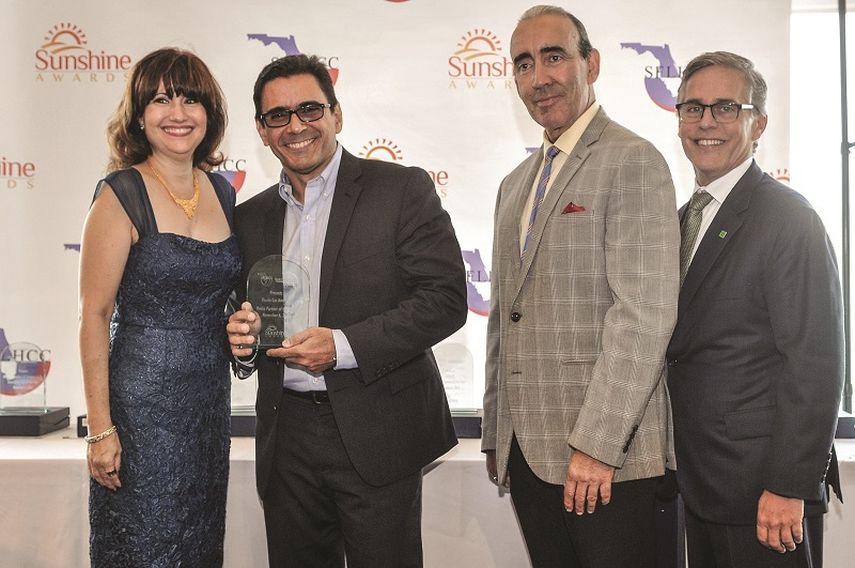 Liliam M. Lopez, Presidenta, Cámara de Comercio Hispana del Sur de la Florida, Osmin Martinez, Director Ejecutivo del Diario Las Américas, Luis Casas y 