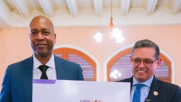 El ministro de Turismo de Ecuador, Mateo Estrella, y Russell Benford, vicepresidente de Relaciones Corporativas con Gobiernos de Royal Caribbean Group, suscribieron el memorándum de entendimiento