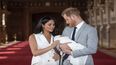 En esta foto del 8 de mayo de 2019, el príncipe Harry de Inglaterra y Meghan, duquesa de Sussex, posan con su hijo recién nacido, Archie, en el Castillo de Windsor, en el sur de Inglaterra.&nbsp;