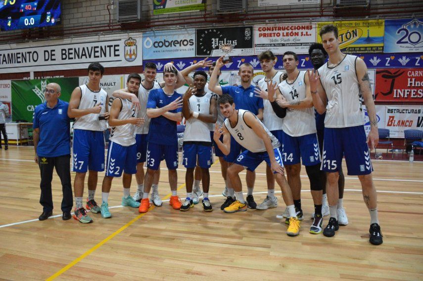 El equipo Zamora Baloncesto muestra el trofeo del campeonato
