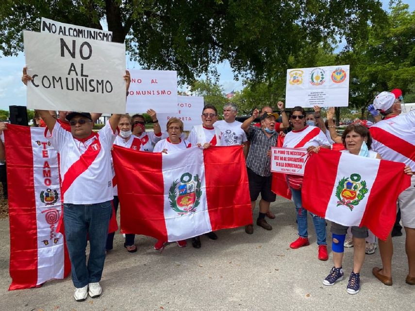 En Miami los peruanos exigieron que se respete la democracia en su país.&nbsp;