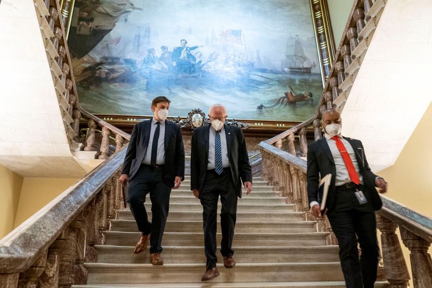 El presidente del Comité Presupuestario del Senado, Bernie Sanders, independiente por Vermont pero autodefinido socialista, se traslada dentro del Capitolio en Washington. &nbsp;