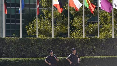 Agentes de policía hacen guardia ante la sede de Naciones Unidas en Nueva York, el 20 de septiembre de 2021. 