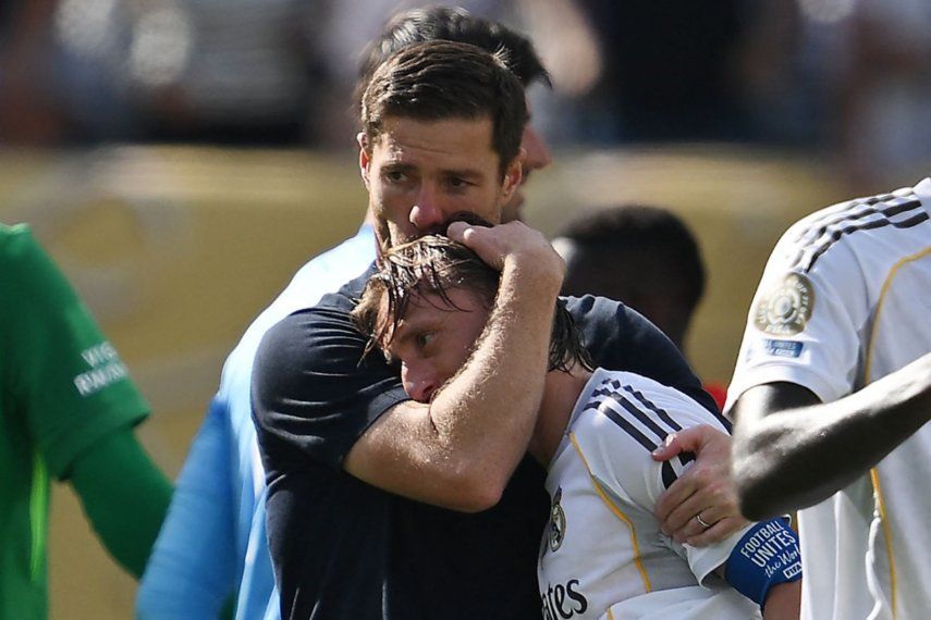 El entrenador español del Real Madrid, Xabi Alonso, abraza al centrocampista croata #10 Luka Modric tras perder el partido de fútbol de la Copa Mundial de Clubes de la FIFA 2025&nbsp;