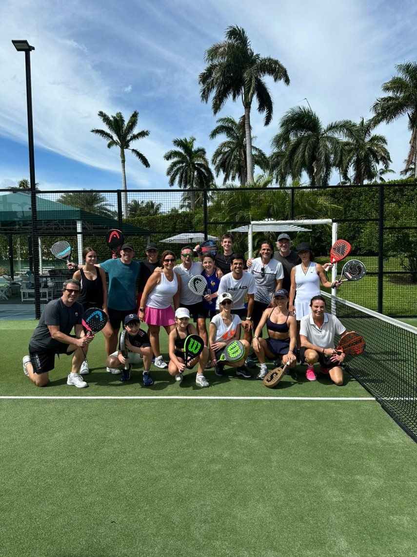 El español Txema Carrilo, Director de Operaciones Deportivas en The Ritz-Carlton Key Biscayne, junto a su grupo de estudiantes donde imparte clases para practicar el Pádel.