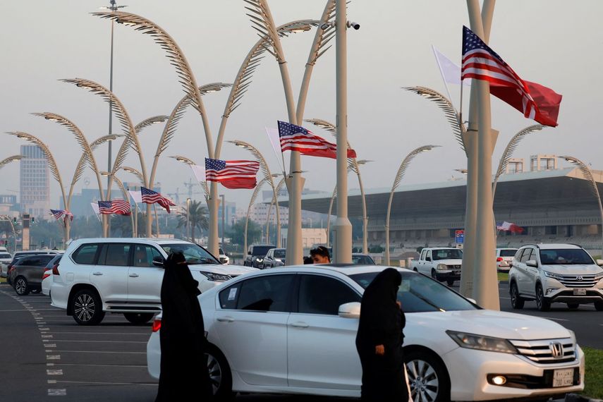 Banderas de Estados Unidos ondean en Doha, la capital de Qatar, adonde el presidente de Estados Unidos arribó este miércoles.