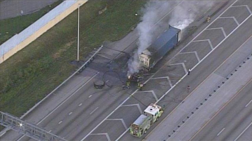 Vista aérea del vehículo con remolque incendiado en el Turnpike, al norte de Miami-Dade.
