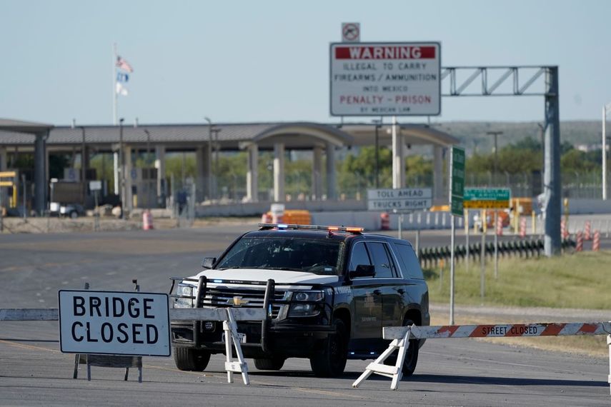 Acceso al Puente Internacional de Del Río cerrado por la presencia de miles de migrantes en Ciudad Acuña, del lado mexicano de la frontera con EEUU, el 24 de septiembre del 2021.&nbsp;