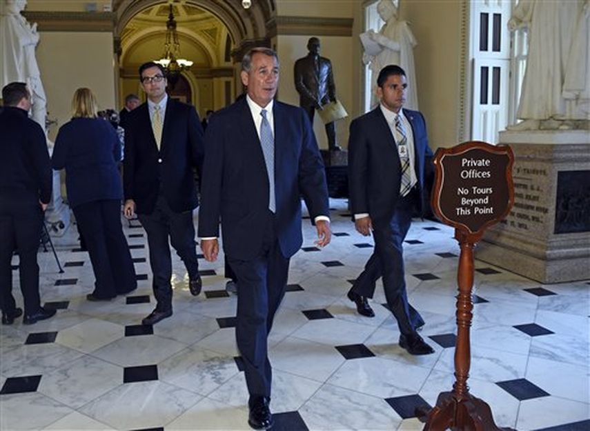 El republicano John Boehner de Ohio, presidente de la Cámara de Representantes, camina de regreso a su oficina en el Capitolio en Washington, luego de haber estado en el piso de la cámara baja. (AP)