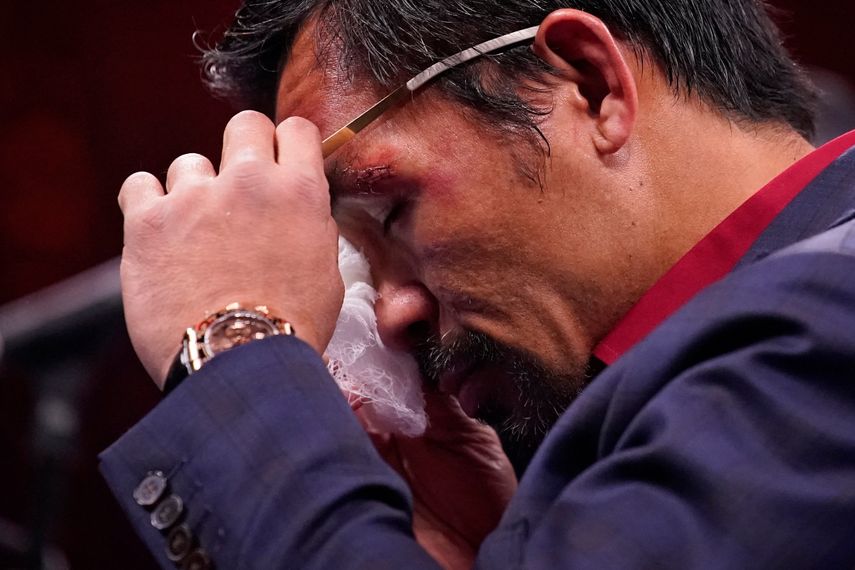 Manny Pacquiao, de Filipinas, se limpia los ojos en conferencia de prensa después de su derrota frente al cubano Yordenis Ugas, en pelea de campeonato de peso welter