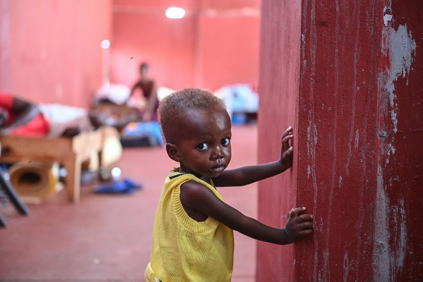 En Cite Soleil, el barrio pobre más grande de la capital de Haití infestada de pandillas, los primeros días de agosto han trajo un sombrío flujo de niños con desnutrición esquelética al Centro Hospitalario Fontaine.