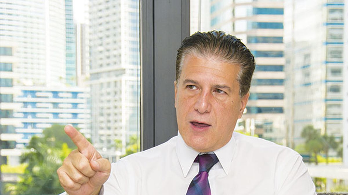 Acusación pone a alcalde de Hialeah contra las cuerdas