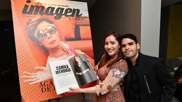 Una de las entrevistadas para esta edición de la revista, la periodista Camila Mendoza, y Alejandro Rendón, director general de Imagen Miami. 