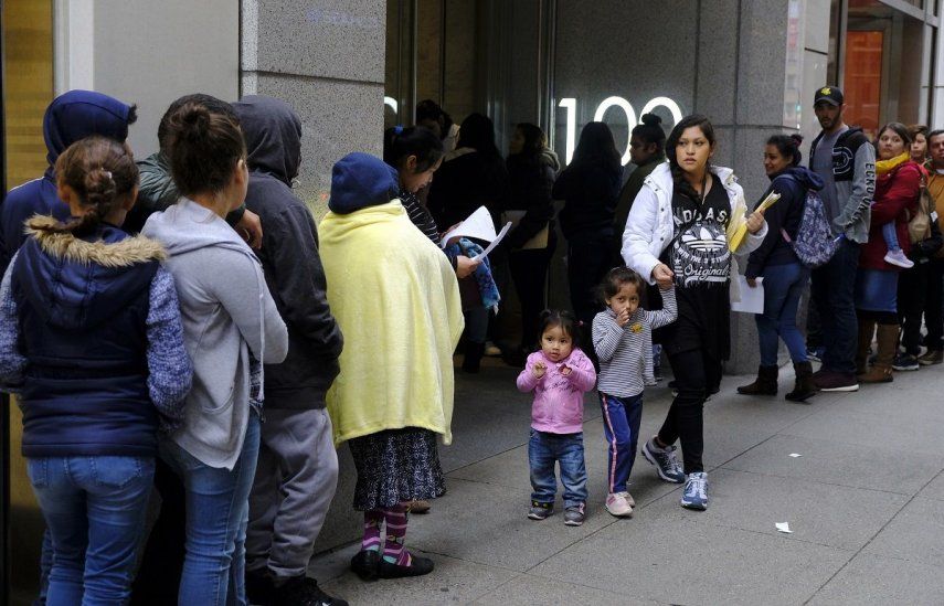 Cientos de personas hacen cola frente a una oficina del servicio de inmigración en San Francisco.