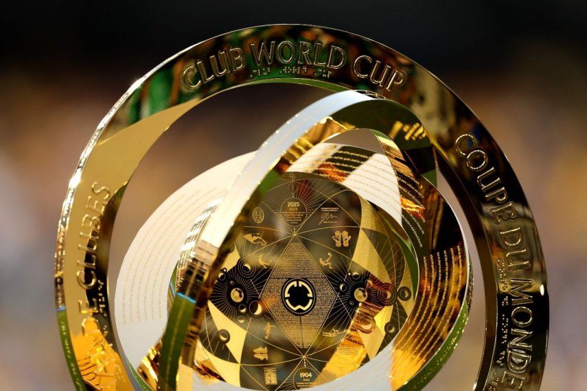 La imagen muestra el trofeo que se llevará el campeón de la venidera edición del Mundial de Clubes de la FIFA.