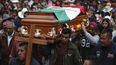 Varias personas cargan el ata&uacute;d del activista Homero G&oacute;mez Gonz&aacute;lez durante su funeral el viernes 31 de enero de 2020, en Ocampo, M&eacute;xico.&nbsp;