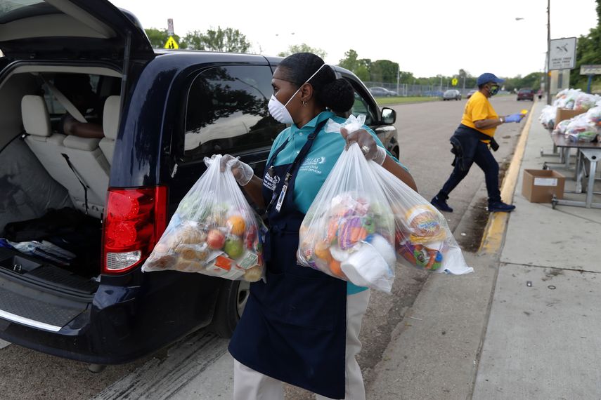 Cami Cobbin, supervisora de la primaria Thelma Richardson, entrega bolsas de alimentos en Dallas, Texas, el jueves 9 de abril de 2020.&nbsp;
