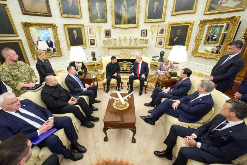 El presidente Donald Trump conversa con su homólogo Volodímir Zelenski, en una reunión donde dialogaron sobre la autorización de Washington para que Kiev fabrique los sistemas de misiles estadounidenses Patriot, en la Casa Blanca en Washington, el 28 de julio de 2026.