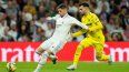 El jugador del Villarreal Alex Baena agarra por la camiseta al jugador del Real Madrid Federico Valverde durante un partido de Liga entre el Real Madrid y el Villarreal en el estadio Santiago Bernabéu en Madrid, el sábado 8 de abril de 2023.&nbsp;