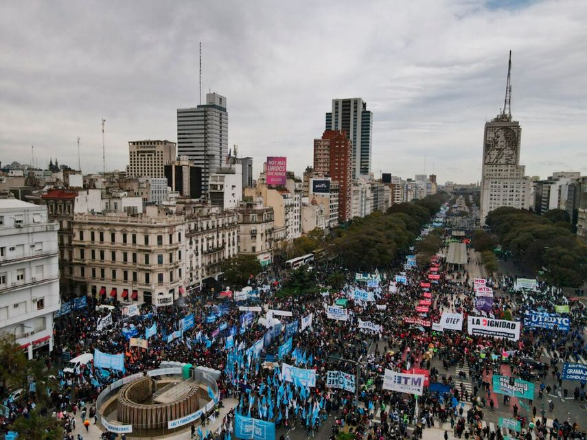 Movimientos sociales protestan en la Avenida 9 de Julio para exigir más dinero para programas sociales que apoyan a los desempleados en Buenos Aires, Argentina.