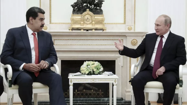 El presidente de Rusia Vladimir Putin recibe al dictador de Venezuela, Nicolás Maduro, en el Kremlin en Moscú.    
