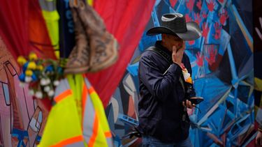 El artista Roberto Marquez, de Dallas, durante un memorial en honor de los trabajadores de la construcción que murieron al desplomarse el puente Francis Scott Key, en Baltimore.&nbsp;