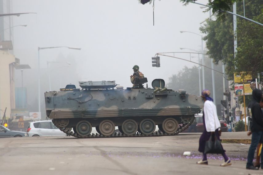 Militares anunciaron en cadena nacional de radio y televisión que asumen el control de Zimbabue, tras el derrocamiento de Robert Mugabe.&nbsp;