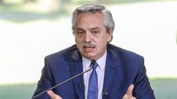 Foto publicada por la presidencia argentina del mandatario Alberto Fernández hablando en la residencia presidencial de Olivos en Olivos, Buenos Aires.