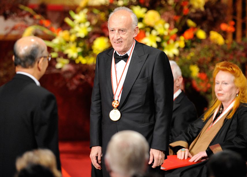 El pianista italiano Maurizio Pollini recibe una medalla en la ceremonia de entrega de la 22ª edición de los Premios Praemium Imperiale en Tokio el 13 de octubre de 2010.