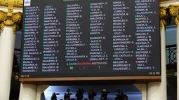 Con 59 votos en contra, 34 a favor y 5 abstenciones, el pleno, de mayoría fujimorista, descartó la propuesta para inculpar a Fujimori y García en el documento por los presuntos sobornos de empresas brasileñas en Perú donde sí figuran los expresidentes Alejandro Toledo, Ollanta Humala y Pedro Pablo Kuczynski.