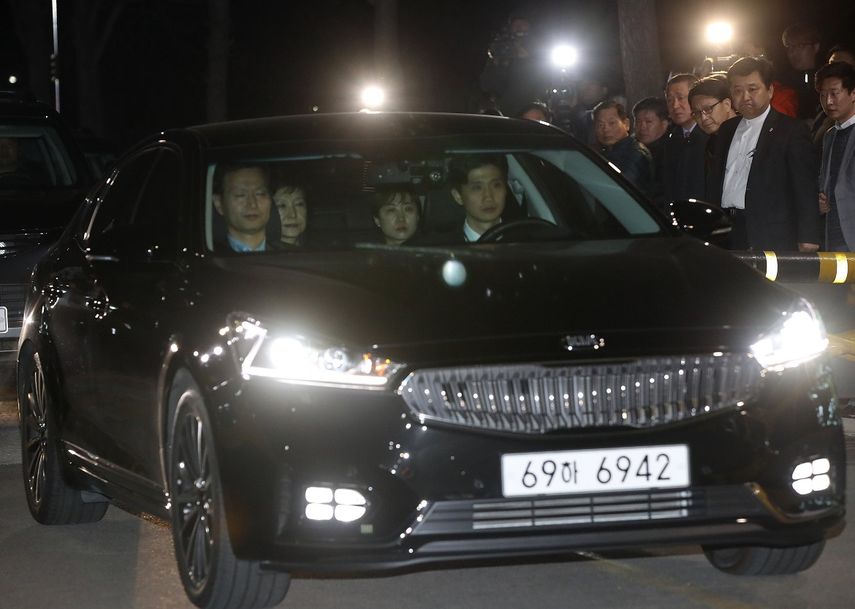La expresidenta de Corea del Sur,&nbsp;Park&nbsp;Geun-hye&nbsp;(2i), abandona la oficina de la fiscalía para ser trasladada a una casa de detención en Seúl, Corea del Sur, el viernes 31 de marzo de&nbsp;2017.
